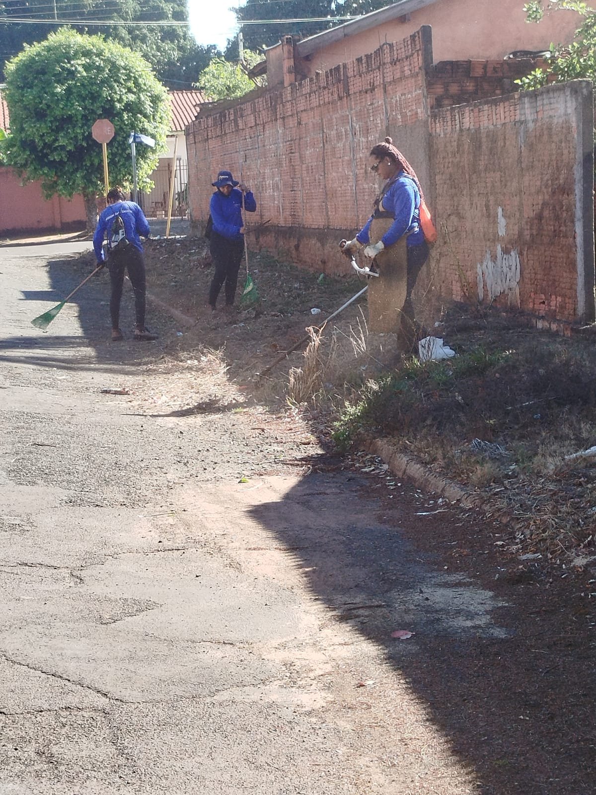 Operação Limpeza realiza serviços de conservação na Vila São João em Andradina