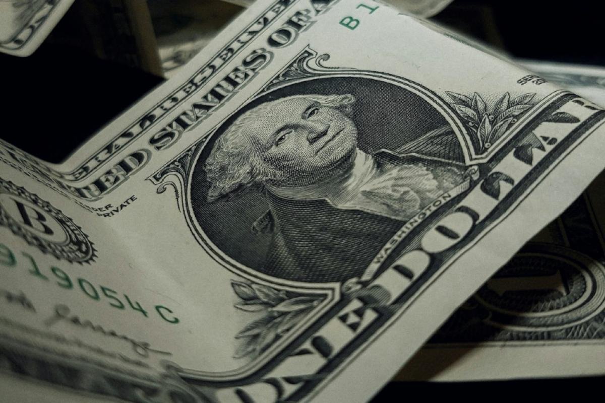 Dólar cai mais de 4% após 1º turno