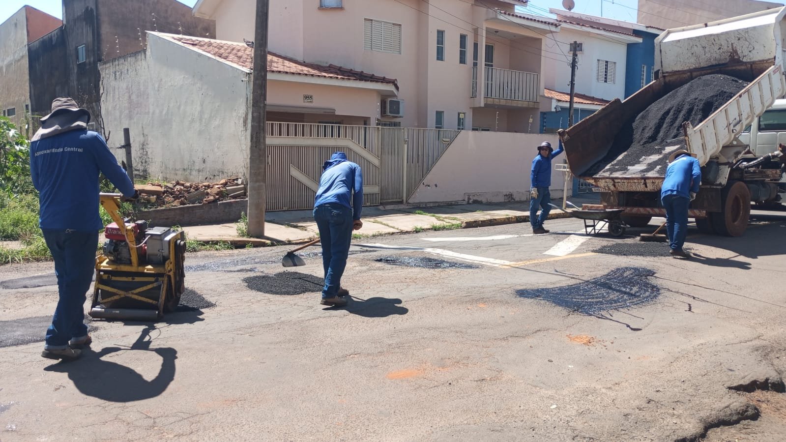 Operação tapa-buracos percorre bairros de Andradina e atende pontos prioritários