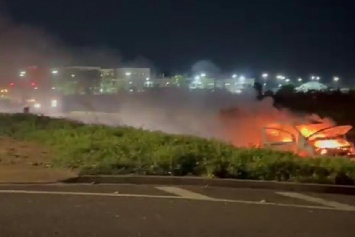 Carro é consumido pelo fogo após estouro 