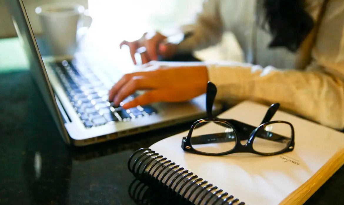 Programa oferece cursos gratuitos sobre IA para professores