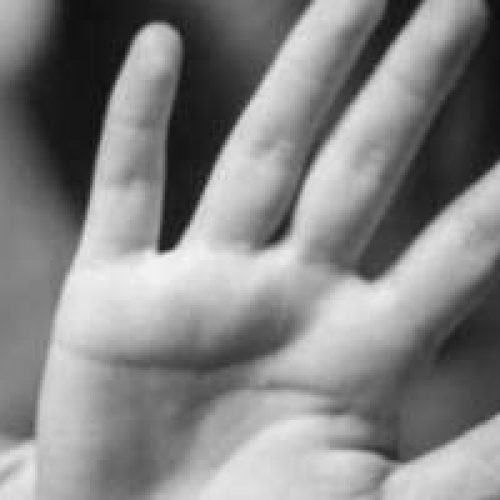 Mãe é condenada pela Justiça por dar chineladas no filho de 8 anos