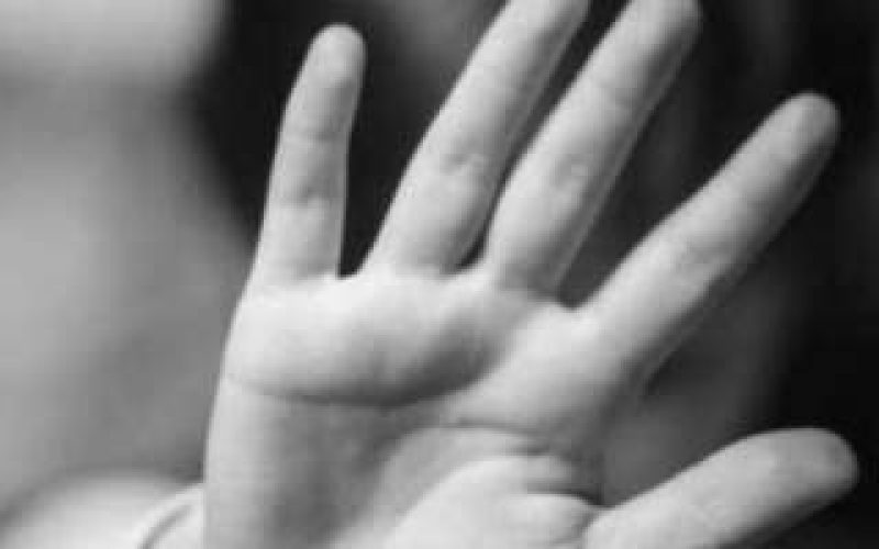 Mãe é condenada pela Justiça por dar chineladas no filho de 8 anos