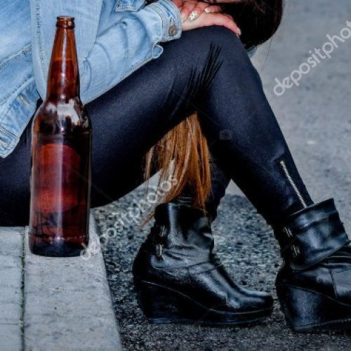 Mulher embriagada desacata policiais e é presa