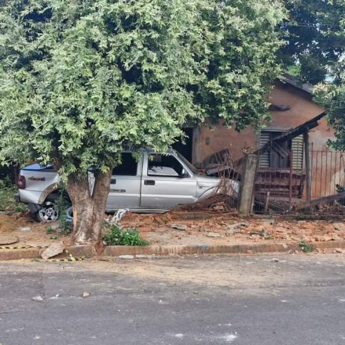 Motorista morre ao bater em casa em Castilho