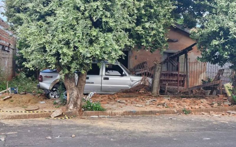 Motorista morre ao bater em casa em Castilho