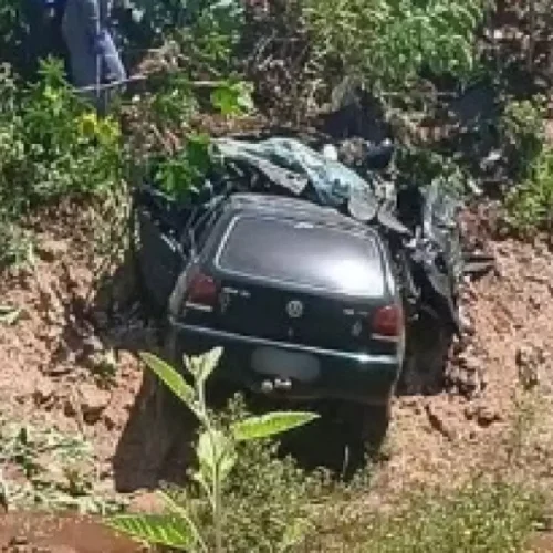 Homem morre após acidente e queda em ribanceira 