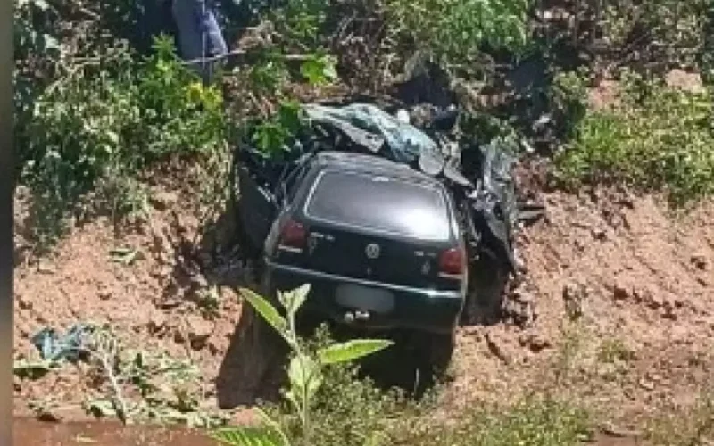 Homem morre após acidente e queda em ribanceira 