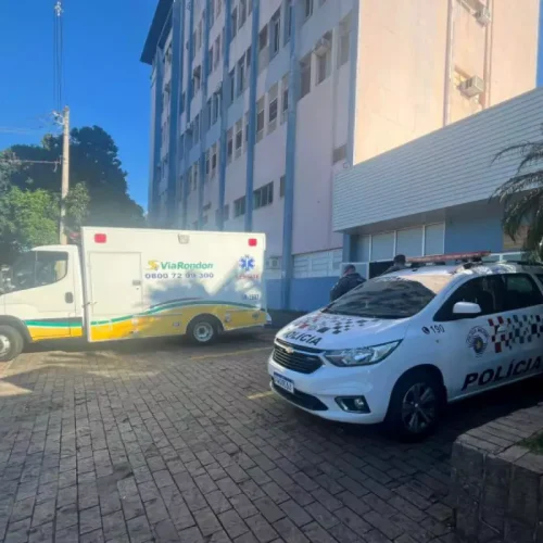 PM em moto atinge caminhão e fica em estado grave