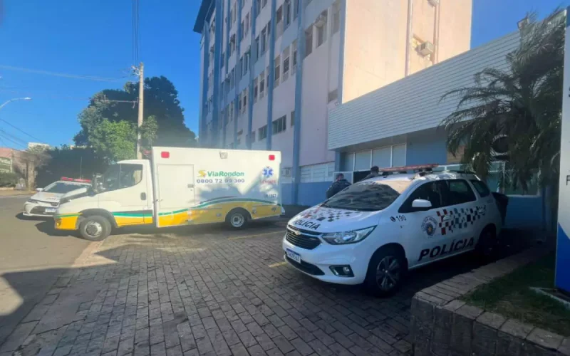 PM em moto atinge caminhão e fica em estado grave