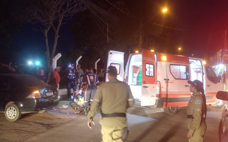 Carro atropela bicicleta elétrica deixando criança e adulto feridos