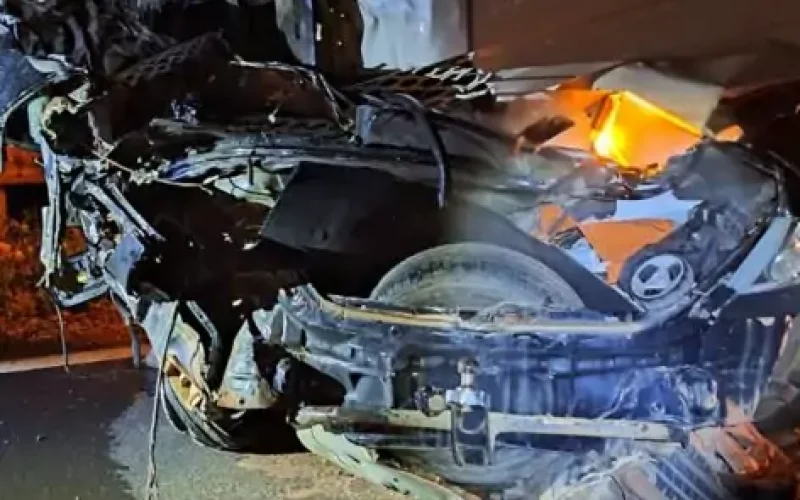 Carro parte ao meio após colisão e motorista de 51 anos morre no local na BR 262 em Três Lagoas