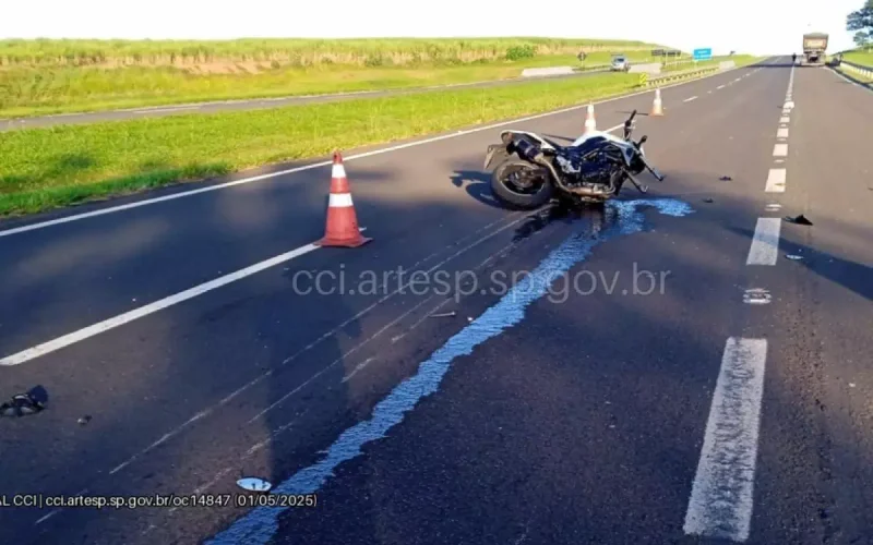Motociclista morre em colisão traseira com carreta na SP-300