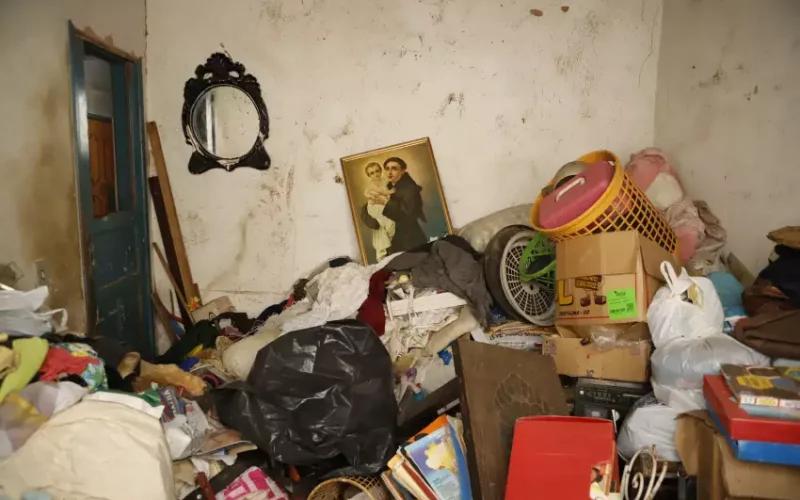 Acumulador compulsivo juntou 15 caminhões de resíduos em casa