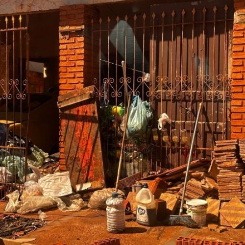 Acúmulo de lixo em imóveis é alvo de requerimento na Câmara