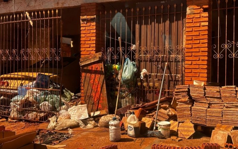Acúmulo de lixo em imóveis é alvo de requerimento na Câmara
