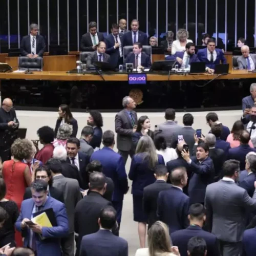 Câmara aprova urgência para projeto de anistia a golpistas