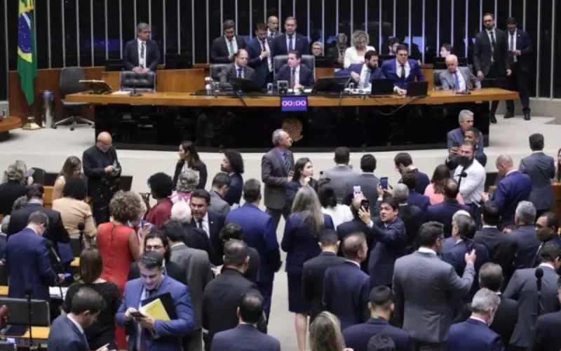 Câmara aprova urgência para projeto de anistia a golpistas