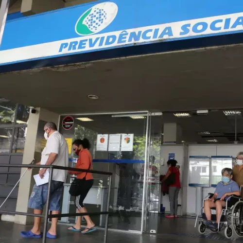 Governo Lula avalia antecipar 13º do INSS