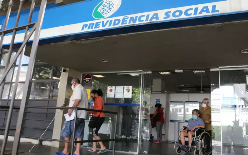 Governo Lula avalia antecipar 13º do INSS