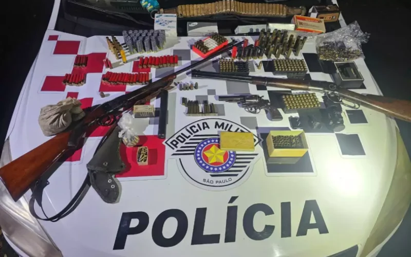 Homem agride irmão, e polícia encontra arsenal dentro de casa