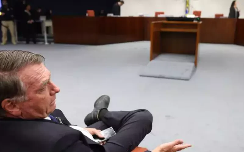 Por unanimidade, Bolsonaro e outros 7 viram réus por tentativa de golpe de Estado