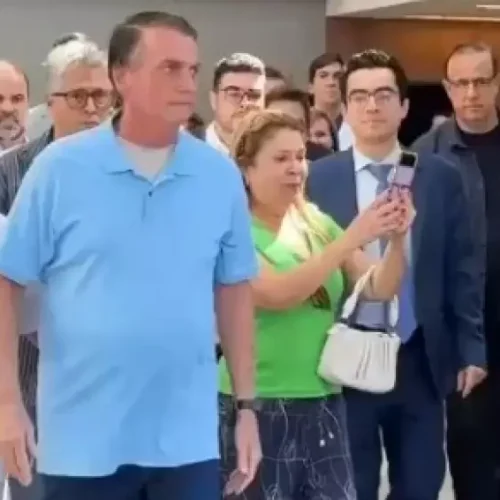 Bolsonaro recebe alta e deixa hospital três semanas após cirurgia