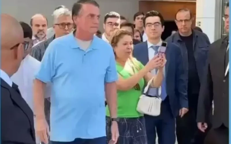 Bolsonaro recebe alta e deixa hospital três semanas após cirurgia