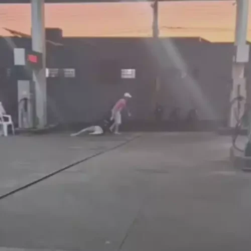 Homem é preso após espancar e arrastar mulher em posto