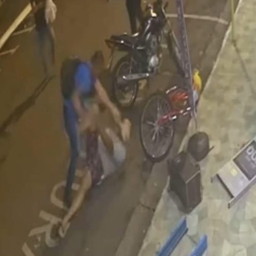 Homem esfaqueia atual companheiro da ex-esposa em praça central de Mirandópolis