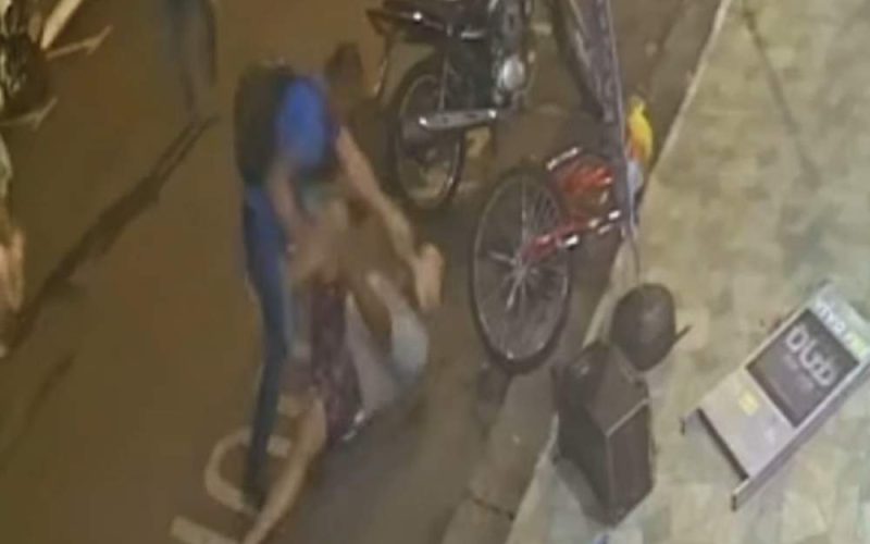 Homem esfaqueia atual companheiro da ex-esposa em praça central de Mirandópolis
