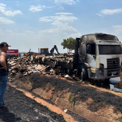 Caminhão com materiais recicláveis pega fogo na Rondon