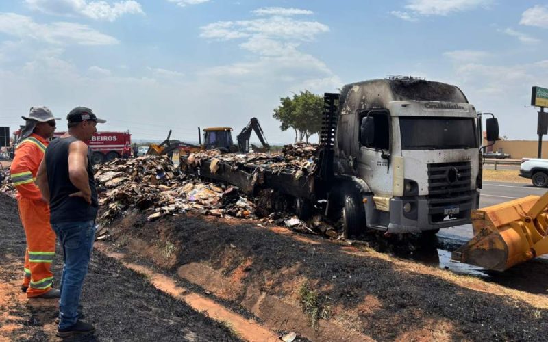 Caminhão com materiais recicláveis pega fogo na Rondon