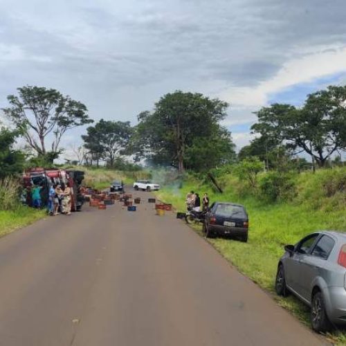 Caminhão tomba na Estrada Vicinal Sebastião Lourenço da Silva e motoristas devem redobrar a atenção