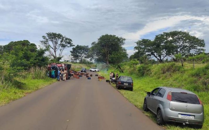 Caminhão tomba na Estrada Vicinal Sebastião Lourenço da Silva e motoristas devem redobrar a atenção