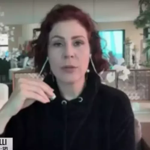 Interpol inclui Carla Zambelli na lista de difusão vermelha