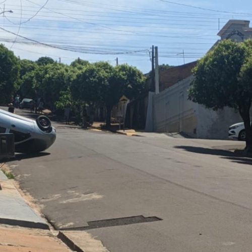 Carro desgovernado atinge poste e capota em Valparaíso