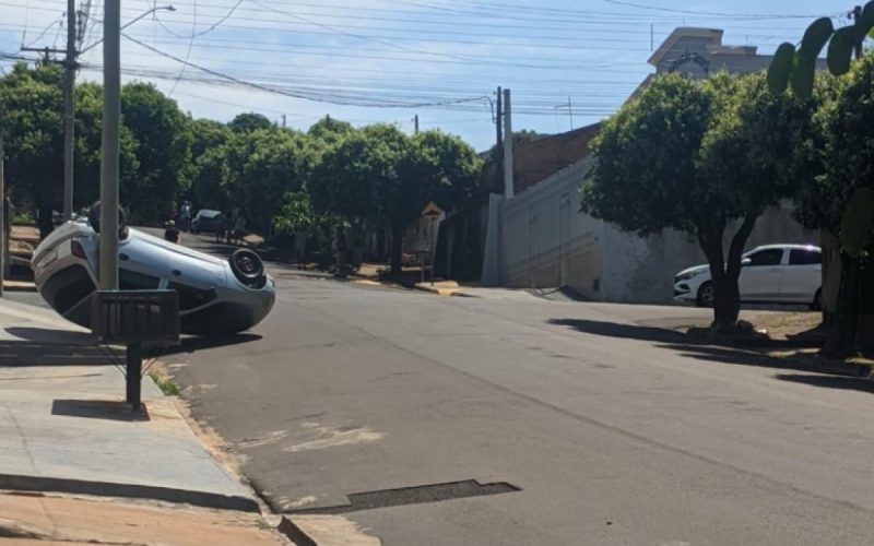 Carro desgovernado atinge poste e capota em Valparaíso