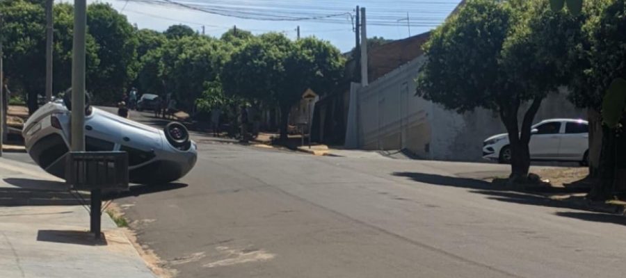 Carro desgovernado atinge poste e capota em Valparaíso
