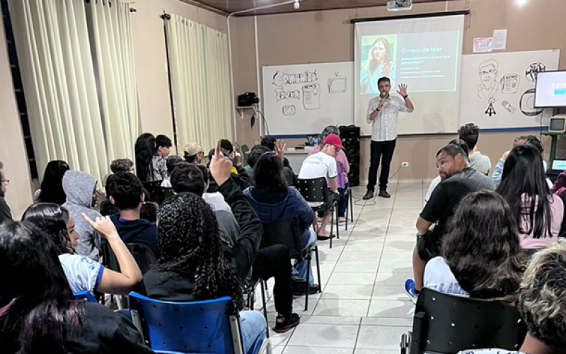 Alunos do Armel participam de encontro com jornalista Lúcio Ramos