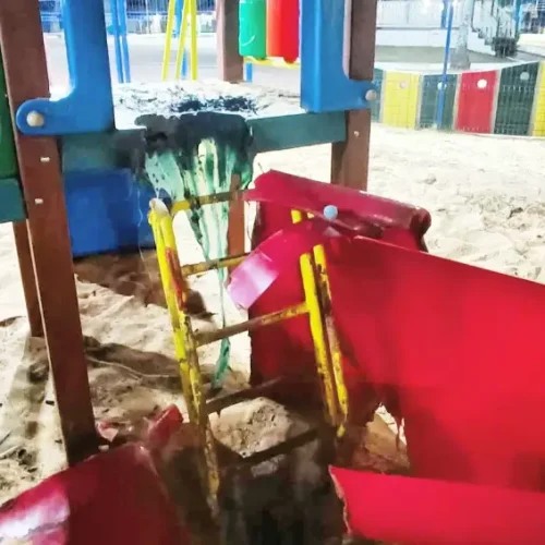 Com 'raiva' da Prefeitura de Castilho, homem coloca fogo em parque infantil