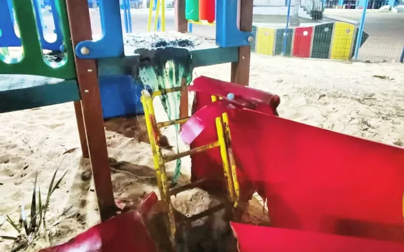 Com 'raiva' da Prefeitura de Castilho, homem coloca fogo em parque infantil