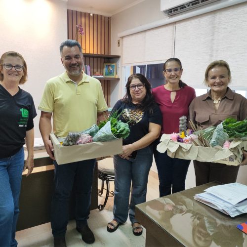 Secretária recebe cesta da “fazenda escola”