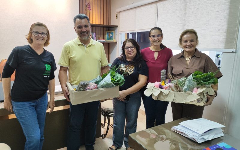 Secretária recebe cesta da “fazenda escola”