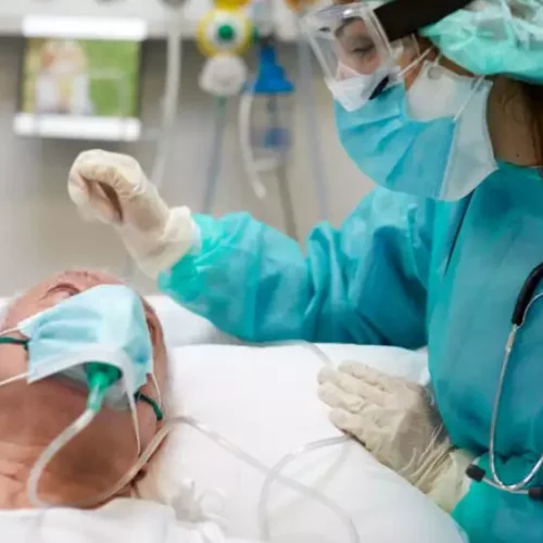 A semana começa com a lembrança de duas datas significativas: o marco do início da pandemia de covid-19 e a reflexão sobre a saúde pública. Há cinco anos, em 11 de março de 2020, a Organização Mundial da Saúde (OMS) declarou a pandemia, desencadeando uma crise global que impactou profundamente a sociedade. O colapso dos sistemas de saúde, a reconfiguração das relações de trabalho e o aumento da adoção do home office foram algumas das transformações geradas por esse cenário.

No Brasil, os números reforçam a gravidade da crise sanitária. Segundo o Ministério da Saúde, a covid-19 já registrou 39,1 milhões de casos e causou 714.736 mortes ao longo desses cinco anos. O primeiro óbito no país foi registrado em 12 de março de 2020, marcando o início de um período desafiador.

Além do impacto da pandemia, outra questão de saúde pública ganha destaque neste mês. No dia 10 de março, celebra-se o Dia Mundial de Combate ao Sedentarismo, condição classificada pela OMS como uma pandemia silenciosa. Estatísticas indicam que um em cada quatro adultos no mundo não pratica nenhuma atividade física, enquanto entre adolescentes a taxa de inatividade é ainda mais preocupante: quatro em cada cinco são sedentários. Esse comportamento está diretamente relacionado ao aumento de doenças crônicas, como hipertensão, diabetes e obesidade, além de elevar o risco de eventos cardiovasculares.

Essas datas reforçam a necessidade de manter a atenção voltada à saúde física e mental, especialmente diante dos desafios ainda presentes no cenário pós-pandemia. (Fonte: Agência Brasil)