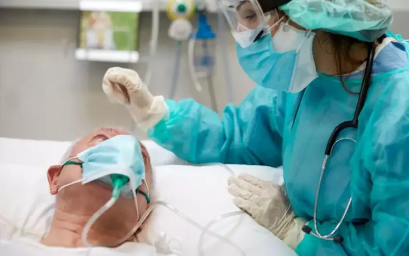 A semana começa com a lembrança de duas datas significativas: o marco do início da pandemia de covid-19 e a reflexão sobre a saúde pública. Há cinco anos, em 11 de março de 2020, a Organização Mundial da Saúde (OMS) declarou a pandemia, desencadeando uma crise global que impactou profundamente a sociedade. O colapso dos sistemas de saúde, a reconfiguração das relações de trabalho e o aumento da adoção do home office foram algumas das transformações geradas por esse cenário. No Brasil, os números reforçam a gravidade da crise sanitária. Segundo o Ministério da Saúde, a covid-19 já registrou 39,1 milhões de casos e causou 714.736 mortes ao longo desses cinco anos. O primeiro óbito no país foi registrado em 12 de março de 2020, marcando o início de um período desafiador. Além do impacto da pandemia, outra questão de saúde pública ganha destaque neste mês. No dia 10 de março, celebra-se o Dia Mundial de Combate ao Sedentarismo, condição classificada pela OMS como uma pandemia silenciosa. Estatísticas indicam que um em cada quatro adultos no mundo não pratica nenhuma atividade física, enquanto entre adolescentes a taxa de inatividade é ainda mais preocupante: quatro em cada cinco são sedentários. Esse comportamento está diretamente relacionado ao aumento de doenças crônicas, como hipertensão, diabetes e obesidade, além de elevar o risco de eventos cardiovasculares. Essas datas reforçam a necessidade de manter a atenção voltada à saúde física e mental, especialmente diante dos desafios ainda presentes no cenário pós-pandemia. (Fonte: Agência Brasil)