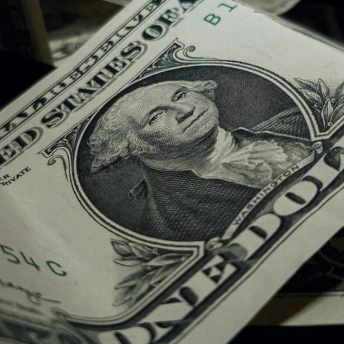 Dólar cai mais de 4% após 1º turno
