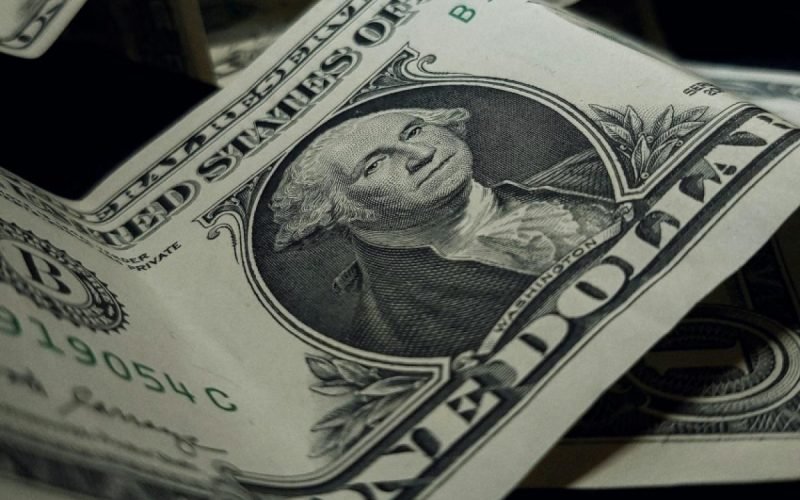 Dólar cai mais de 4% após 1º turno