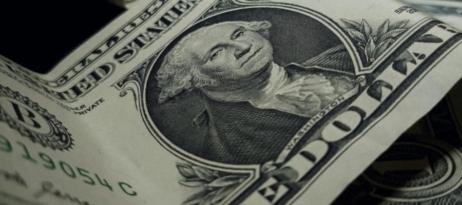 Dólar cai mais de 4% após 1º turno