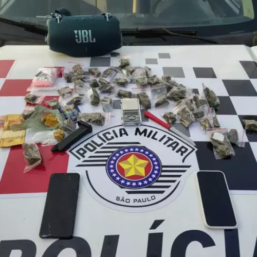 Adolescente foge da PM, bate em viatura e é detido por tráfico